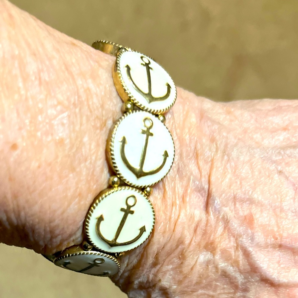 A cute anchor stretch bracelet